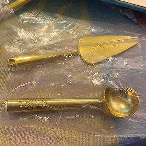 brand truly beauty bucket hat w/ the two spoons